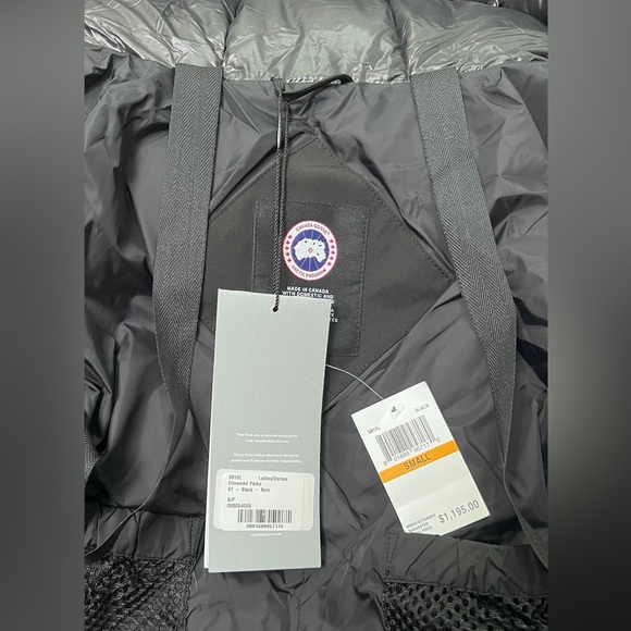 This beautiful Canada Goose Coat size small black color.